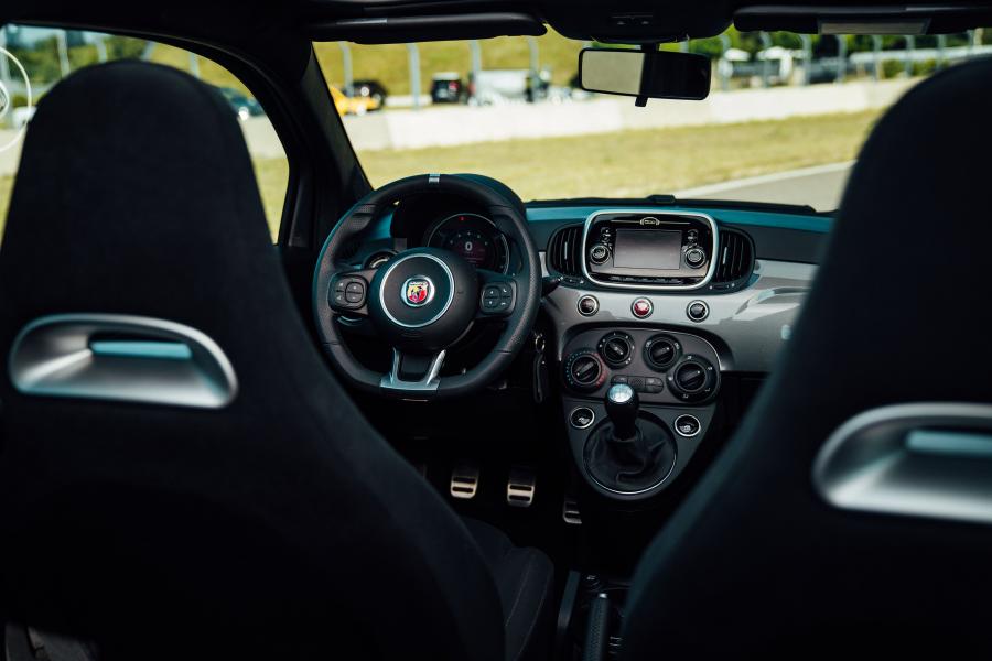 Интерьер Abarth 595C (312) 2016 года  (WW) (фото 17 из 26)